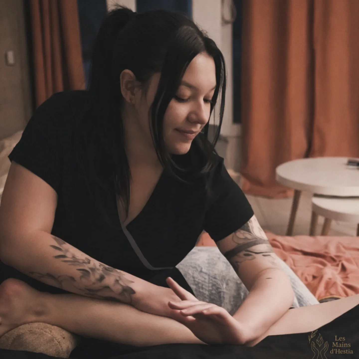 Masseuse qui masse la face arrière de la jambe avec ses avant-bras